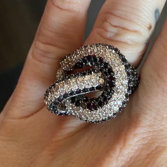 Sterling silver white and black crystal knot ring - Picture 2 of 7